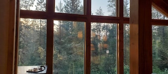 Mountain Retreat, Spacious Cabin on 2.5 acres, firepit and trails