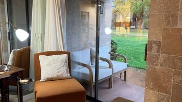 Smart TV, fireplace, stereo