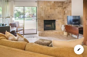Smart TV, chimenea, estéreo