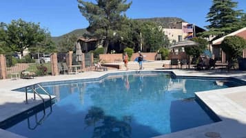 Una piscina al aire libre, una piscina climatizada