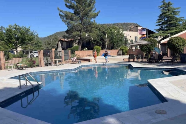 Una piscina al aire libre, una piscina climatizada