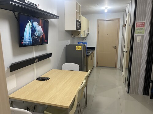 5 minutes to SM North EDSA via exclusive bridgeway from the property