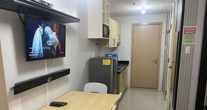 5 minutes to SM North EDSA via exclusive bridgeway from the property