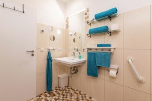 Dusche, Haartrockner, Handtücher
