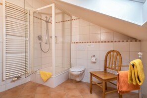 Dusj, hårføner og håndklær