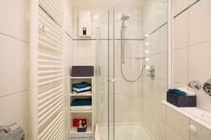 Shower, hair dryer, towels - Apartment 'Rübezahl' with Balcony and Wi-Fi (Brilon)