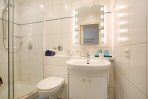 Douche, sèche-cheveux, serviettes fournies