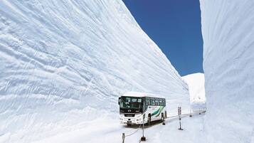 Un autobús recorre un túnel estrecho cubierto de nieve.