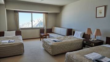 Habitación triple estándar | Caja de seguridad en la habitación, escritorio y cortinas blackout