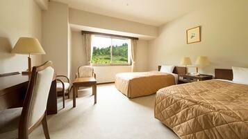 Caja de seguridad en la habitación, escritorio y cortinas blackout