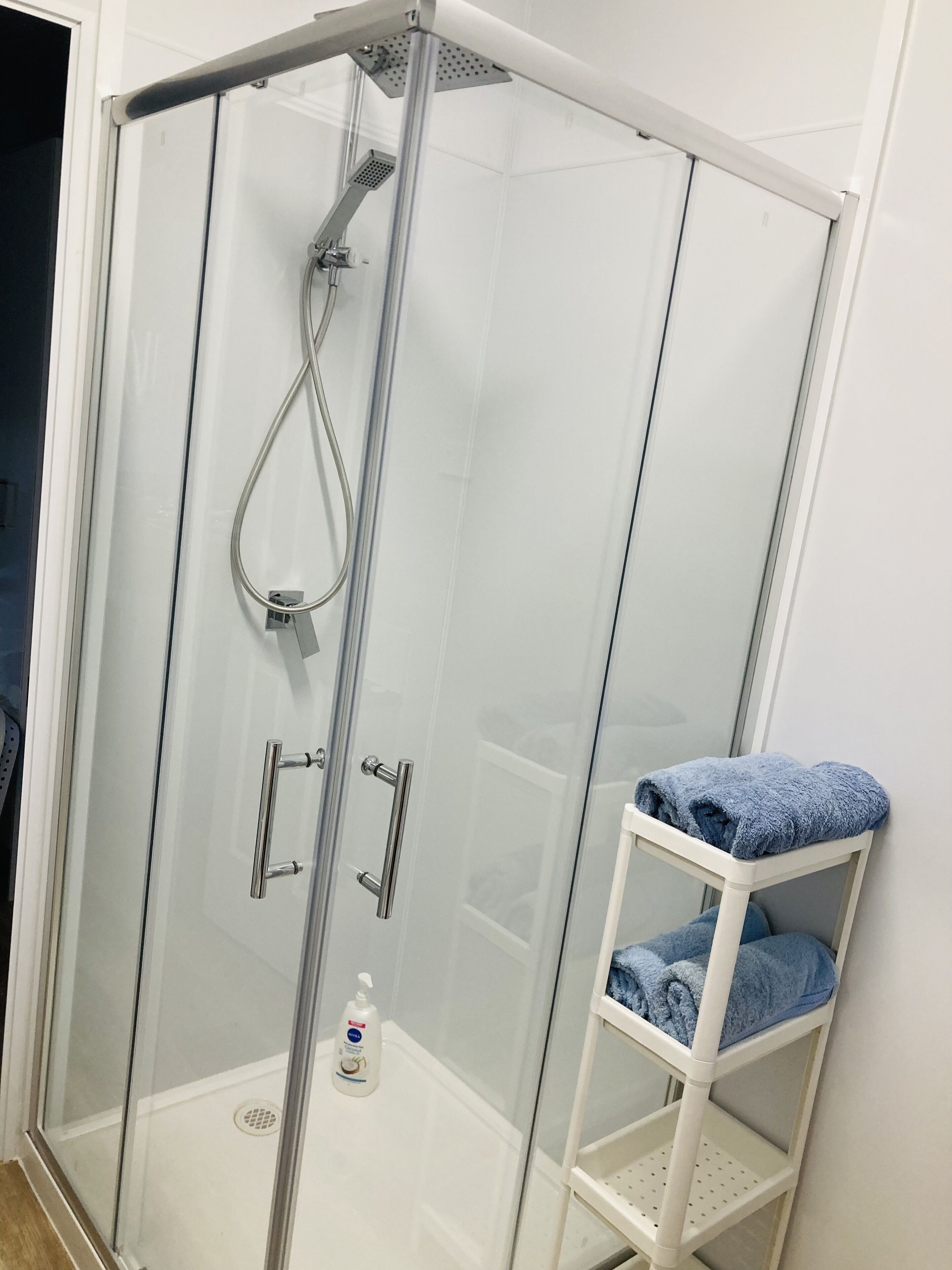 Douche, serviettes fournies, savon, shampoing
