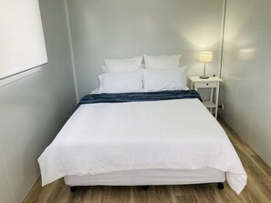 2 bedrooms, iron/ironing board, WiFi, bed sheets - Modern Cottage amongst nature (Castlereagh)