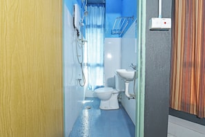 Shower, free toiletries, towels, toilet paper