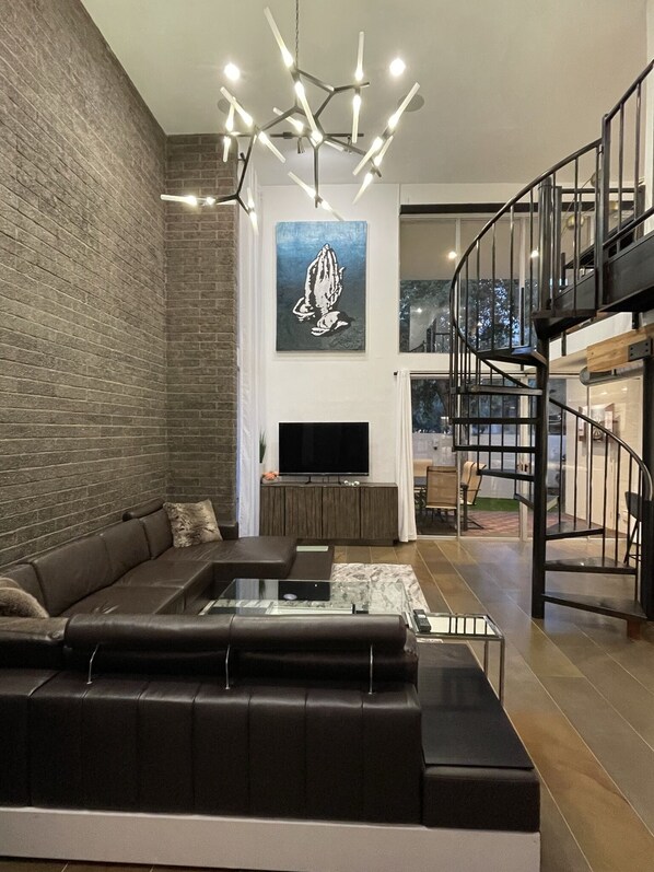 Smart TV, fireplace, DVD player, books