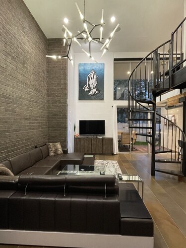 3b/2b "Beadle Box" Architectural Loft w/ Doghouse + Golf