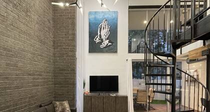 3b/2b "Beadle Box" Architectural Loft w/ Doghouse + Golf