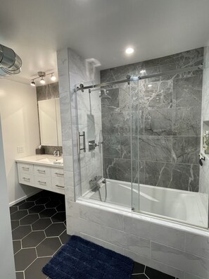 Shower, hair dryer, towels, soap - 3b/2b "Beadle Box" Architectural Loft w/ Doghouse + Golf (Mesa)