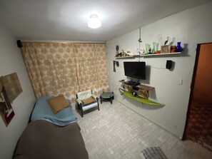 Télévision, lecteur de DVD, livres, vidéothèque