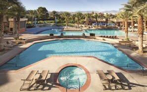 Una piscina al aire libre, una piscina climatizada