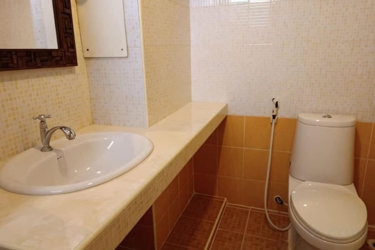Baño | Regadera, bidet, toallas, papel de baño