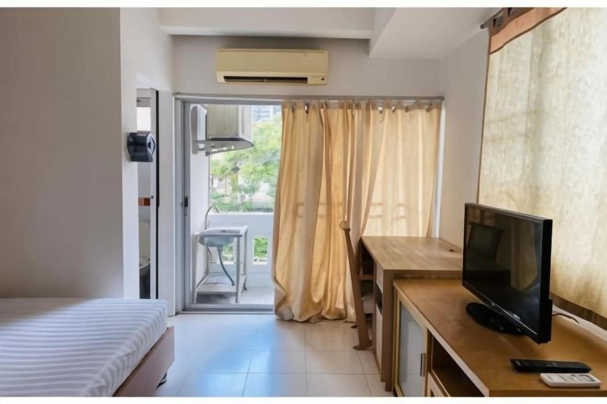 Escritorio, espacio para trabajar con laptop y wifi gratis