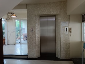 Lift - Grandview Condominia (Bangkok)