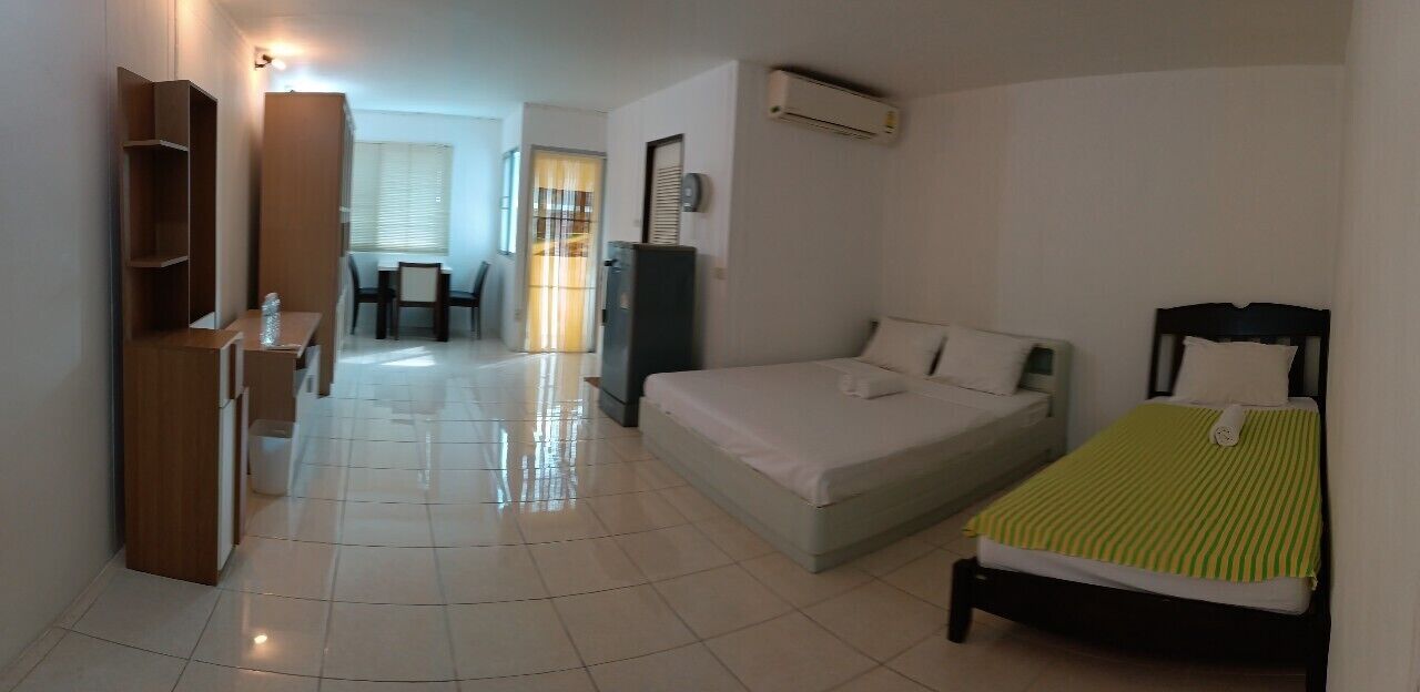 مكتب ومساحة عمل للكمبيوتر المحمول وواي فاي مجانًا وملاءات أسرّة