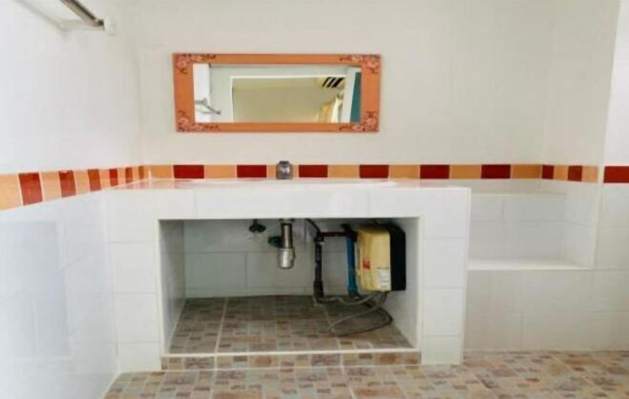 Badkamer | Een douche, een bidet, handdoeken, toiletpapier