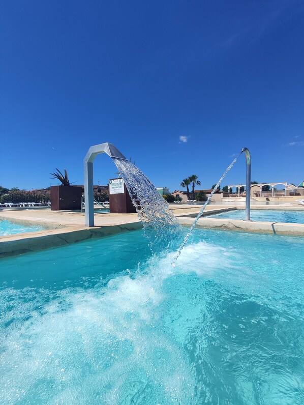 Outdoor pool, a heated pool - T3 60m2 with terrace, parking, swimming pools, sea 200m away.Wi-fi,connected TV, air conditioning. (Portiragnes)