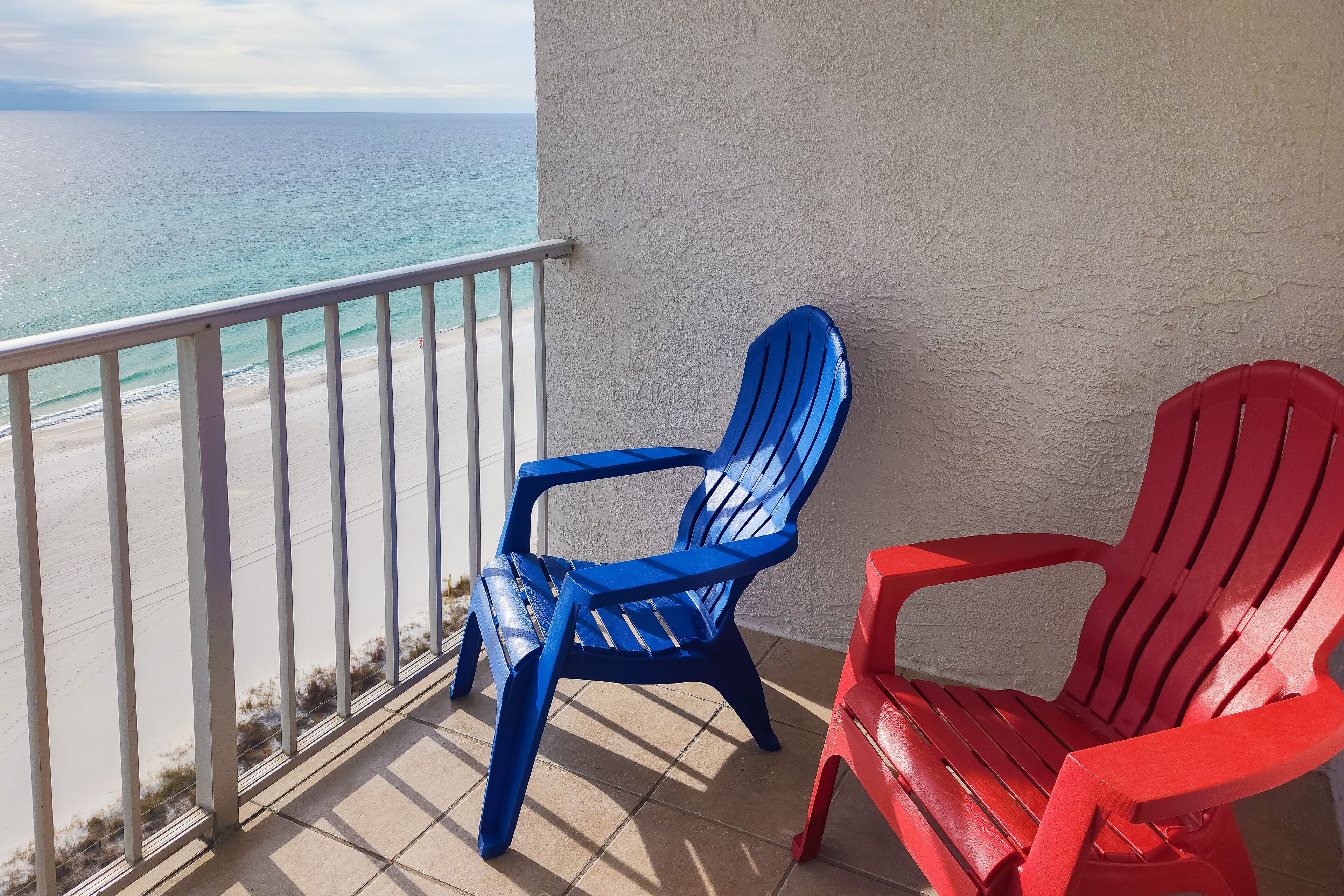 Gulf-front, 14th-floor condo with balcony, pools, hot tubs, tennis, gym & saunas