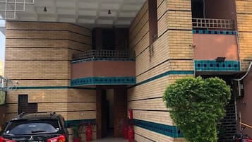 Vista frontal de la propiedad