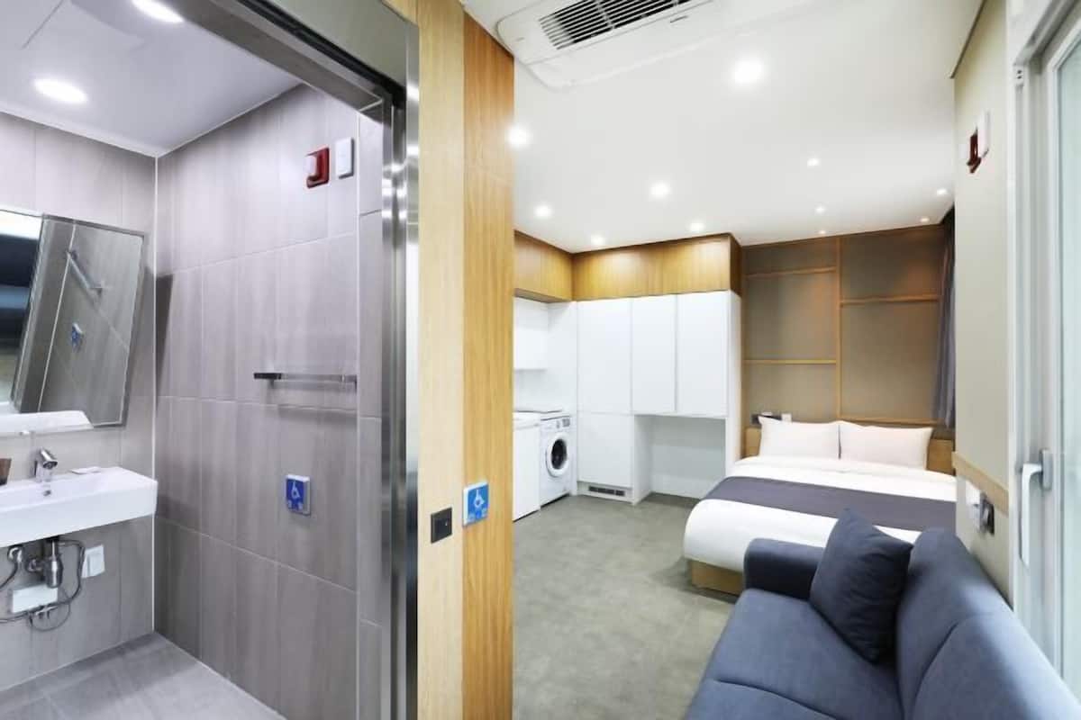 Blackout drapes, soundproofing, free WiFi, bed sheets