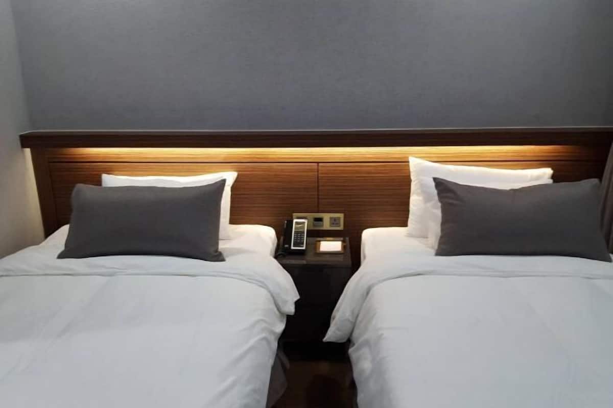 Blackout drapes, soundproofing, free WiFi, bed sheets