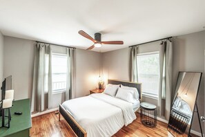 2 slaapkamers, een strijkplank/strijkijzer, reisbedje, gratis wifi