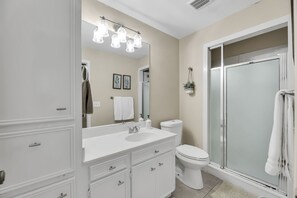 シャワー、タオル、石鹸、シャンプー