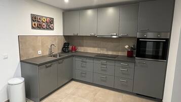 Fridge, oven, stovetop, dishwasher