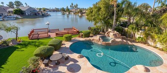 Beautiful sunset Lakehouse with with amazing views and heated pool and jacuzzi !