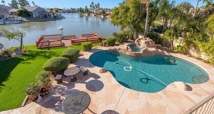 Beautiful sunset Lakehouse with with amazing views and heated pool and jacuzzi !