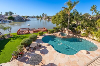 Beautiful sunset Lakehouse with with amazing views and heated pool and jacuzzi !