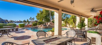 Beautiful sunset Lakehouse with with amazing views and heated pool and jacuzzi !