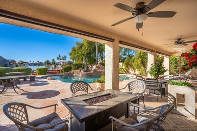 Beautiful sunset Lakehouse with with amazing views and heated pool and jacuzzi !