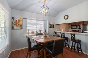Dining - Downtown Home with scenic patio (San Antonio)