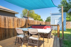 Outdoor dining - Downtown Home with scenic patio (San Antonio)