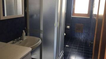 Dusche, Haartrockner, Bidet, Handtücher