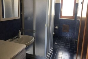 Doccia, asciugacapelli, bidet, asciugamani