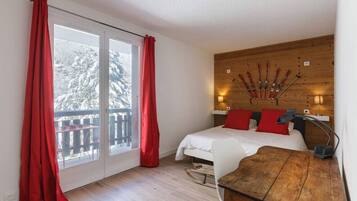 2 bedrooms, desk, iron/ironing board, travel crib