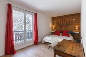 2 slaapkamers, een bureau, een strijkplank/strijkijzer, reisbedje