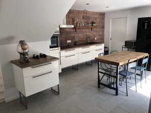 Een koelkast, een microgolfoven, een oven, een kookplaat