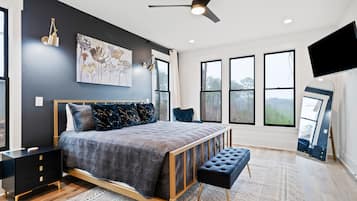 4 bedrooms, iron/ironing board, free internet, bed sheets