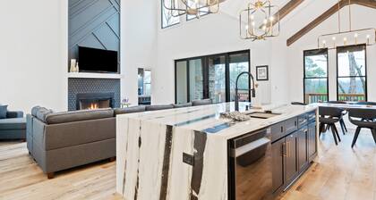 Luxury Mountain Retreat, in & outdoor fireplaces, deck, & spectacular mtn views